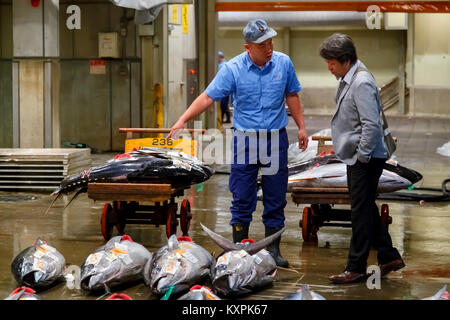 OSAKA, JAPAN - 24. Oktober: Osaka zentrale Großmarkt in Osaka, Japan am 24. Oktober 2014. Renommierten Küche Osaka und es ist das größte fi Stockfoto