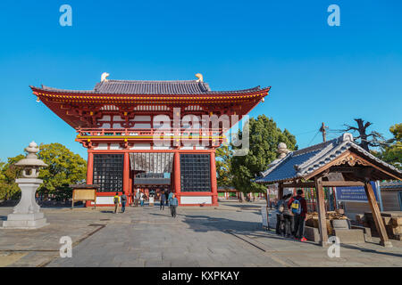 Saidaimon (West Gate) bei Shitennoji Tempel in Osaka, Japan, Osaka, Japan - 24. Oktober: Shitennoji Tempel in Osaka, Japan, am 24. Oktober 2014. Saidaim Stockfoto