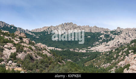 Blick auf La Pedriza vom Giner de los Rios Zuflucht, in Tablada Mountains National Park in der Provinz Madrid, Spanien. Stockfoto