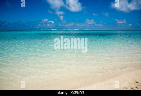 Atemberaubenden blauen Pazifischen Ozean Marine unter einem blauen Himmel mit Wolken auf Mystery Island, Vanuatu Stockfoto