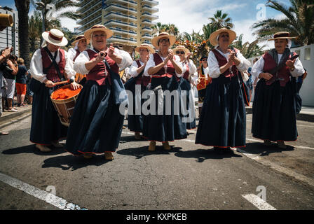 Puerto de la Cruz, Teneriffa, Kanarische Inseln - 30. Mai 2017: Kanaren Menschen in traditionellen Kleidern bekleidet Spaziergang entlang der Straße, Zeichen und Spielen musica Stockfoto
