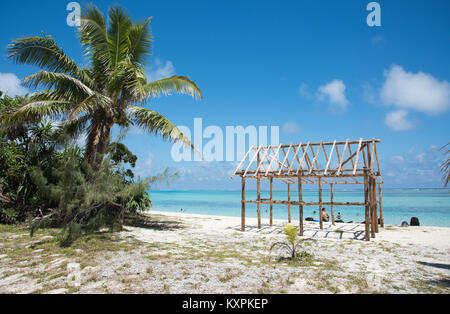 MYSTERY ISLAND, VANUATU, PAZIFISCHE INSELN - Dezember 2,2017: Stick Rahmenkonstruktion und Touristen auf fernen, tropischen Küste zu Mystery Island, Vanuatu Stockfoto