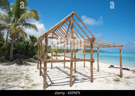 MYSTERY ISLAND, VANUATU, PAZIFISCHE INSELN - Dezember 2,2017: Stick Rahmenkonstruktion und Touristen auf fernen, tropischen Küste zu Mystery Island, Vanuatu Stockfoto