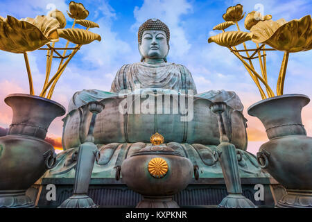 Hyogo Daibutsu - Der große Buddha bei Nofukuji Tempel in Kobe, Japan Kobe, Japan - 26. Oktober: Hyogo Daibutsu in Kobe, Japan am 26. Oktober 2014. Ein Stockfoto