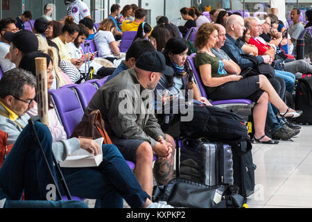 Abfliegende Passagiere am Flughafen Suvarnabhumi International Airport, Bangkok, Thailand Stockfoto