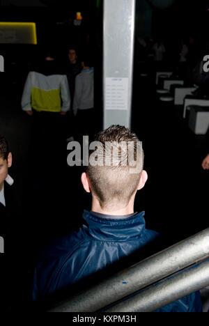 Rückseite der junge bemannt Kopf mit kurzen 7/8 Haare in Dunkel Nachtclub Stockfoto