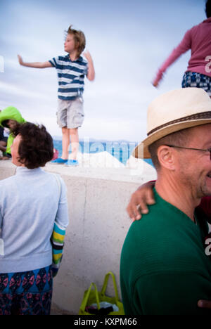 Ein Schuß fo Freunde und Familie einmal zusammen auf einer Sea Wall in Kroatien Stockfoto
