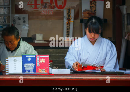 Miko, Maiden oder einer zusätzlichen priestessat Toshogu-schrein in Nikko, Japan Stockfoto