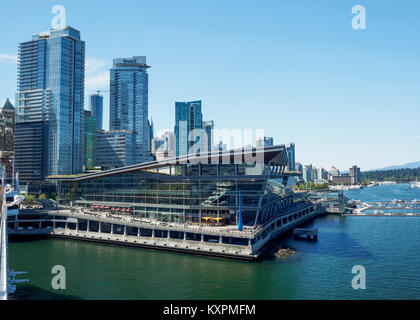 Kreuzfahrtschiff verlässt Canada Place in Vancouver Hafen Stockfoto