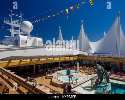 Kreuzfahrtschiff verlässt Canada Place in Vancouver Hafen Stockfoto