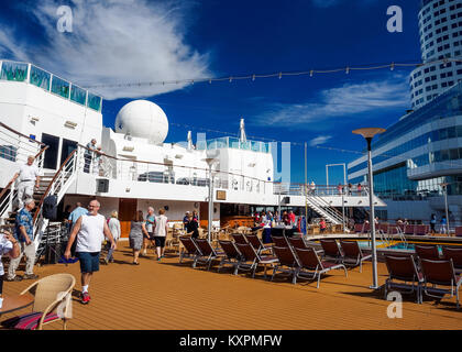 Kreuzfahrtschiff verlässt Canada Place in Vancouver Hafen Stockfoto