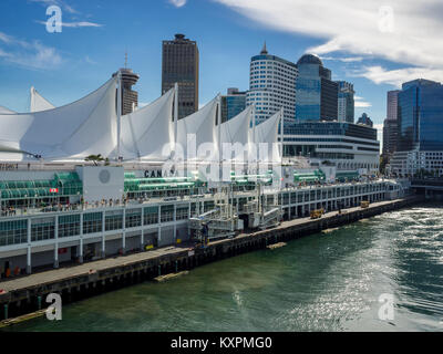 Kreuzfahrtschiff verlässt Canada Place in Vancouver Hafen Stockfoto