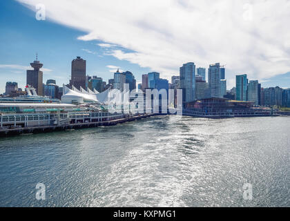 Kreuzfahrtschiff verlässt Canada Place in Vancouver Hafen Stockfoto