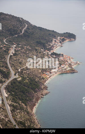Blick von oben auf die Stadt Podgora in Split-dalmatien County von Kroatien an der Adria Küste Stockfoto