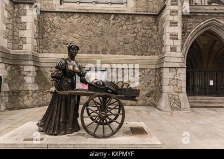 Molly Malone (aka "Die Torte mit dem Warenkorb", "die Schüssel mit dem Fisch", "Die Dolly mit der Katze", "die Schlampe mit der jakobsmuscheln"). Skulptur von Jea Stockfoto