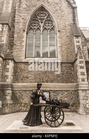 Molly Malone (aka "Die Torte mit dem Warenkorb", "die Schüssel mit dem Fisch", "Die Dolly mit der Katze", "die Schlampe mit der jakobsmuscheln"). Skulptur von Jea Stockfoto