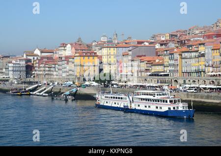 Schwimmendes Hotel auf dem Fluss Douro Stadtteil Ribeira Porto Portugal Stockfoto