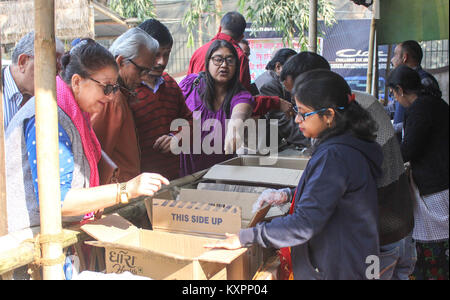 Anbieter, die traditionelles Assamesisch Essen im Vorfeld der bhogali bihu. Assamesisch Frauen damit beschäftigt, Getreide Reis Mehl (Pithaguri) im traditionellen Holz- instrument zu Assamesisch Kuchen (Bora Pitha) vor Bhogali Bihu bereiten das Ende des Winters Ernte Festival zu markieren. (Foto von David Talukdar/Pacific Press) Stockfoto