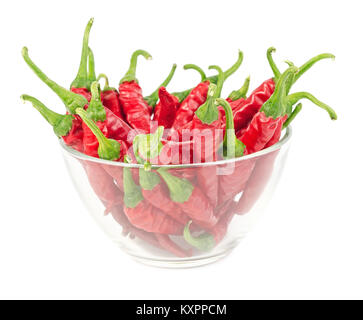 Red chili peppers in Glasschale auf einem weißen Hintergrund. Stockfoto