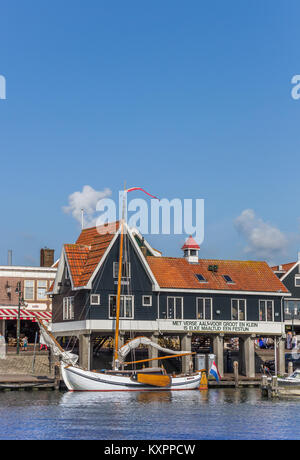 Weiße hölzerne Segelboot im Hafen von Volendam, Holland Stockfoto