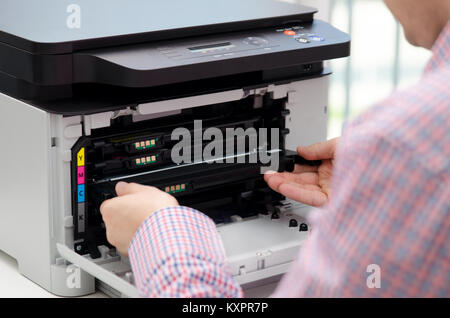 Mann ersetzt Toner für Laserdrucker Toner Drucker patrone Drucken Laser Bürobedarf Konzept nachfüllen Stockfoto