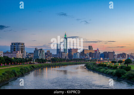 Nachtansicht von Taipei City durch den Fluss Stockfoto