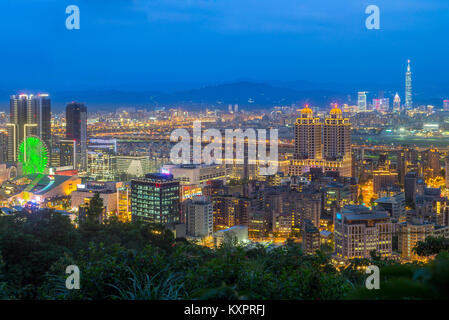 Luftaufnahme von Taipei City bei Nacht Stockfoto