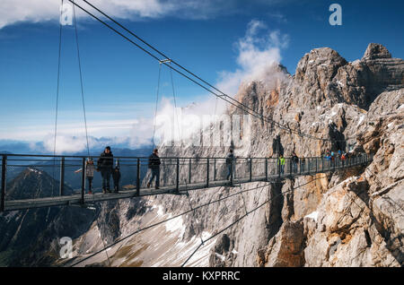 Ramsau am Dachstein, Österreich - Oktober 2, 2017: Touristen zu Fuß über die Aussetzung Seilbrücke in Dachstein Sky Walk Stockfoto