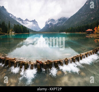 Panoramablick auf Toblacher See oder Toblacher finden Sie in Dolomiten, Italien Stockfoto