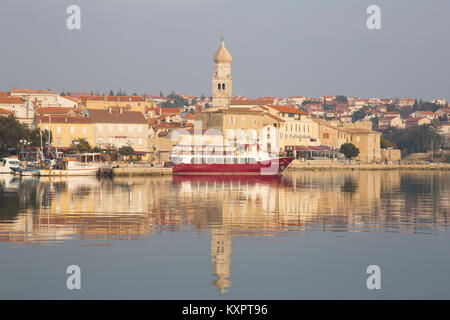 Krk Altstadt Waterfront mit ihren Dom der Himmelfahrt der Jungfrau Maria Stockfoto