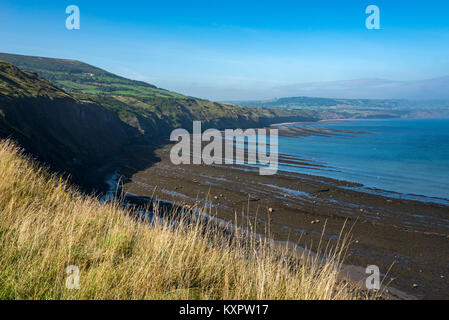 Schöne Küstenlinie bei Ravenscar mit Blick auf Robin Hood's Bay, North Yorkshire, England. Stockfoto