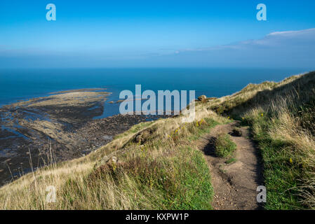 Schöne Küstenlinie bei Ravenscar mit Blick auf Robin Hood's Bay, North Yorkshire, England. Stockfoto