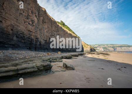 Hohe Klippen bei Robin Hood's Bay, North Yorkshire, England. Stockfoto