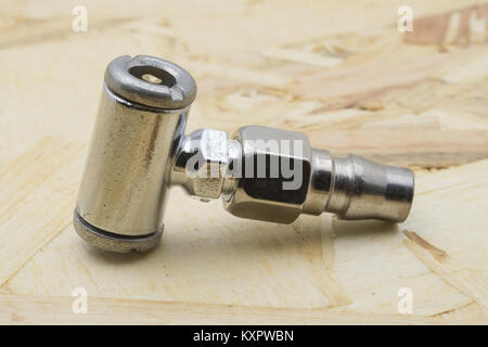 Air Kupplungsstecker, Pneumatik Verschraubung an Holz Hintergrund. Stockfoto