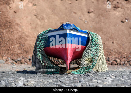 Altes Fischerboot an der Küste von El Golfo, Lanzarote Kanarischen Inseln. Stockfoto