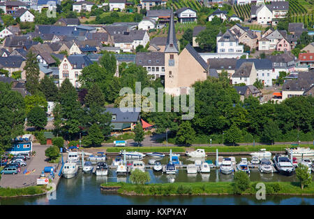 Dorf und Marina an der Mosel, Neumagen-Dhron, ältesten Weinort Deutschlands, Rheinland-Pfalz, Deutschland, Europa Stockfoto