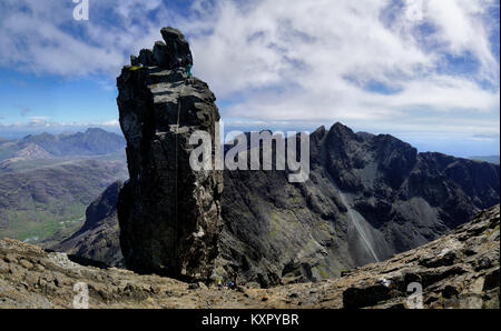 Bergsteiger auf dem unzugänglichen Sgurr Dearg (Pinnacle) Stockfoto