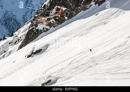Ein Snowboarder ist Reiten sein beste Linie während freereide World Tour in Chamonix Mont Blanc Stockfoto