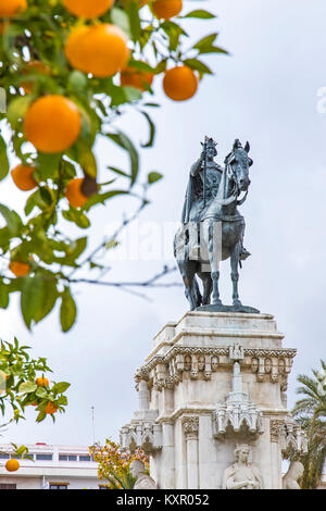 Denkmal für die Fernando III el Santo (Ferdinand III. dem Heiligen, König von Kastilien) auf der Plaza Nueva in der Stadt Sevilla, Andalusien, Spanien Stockfoto