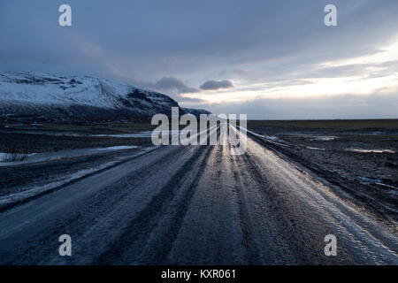 Vereisten Straße im Winter im Südosten von Island. Stockfoto