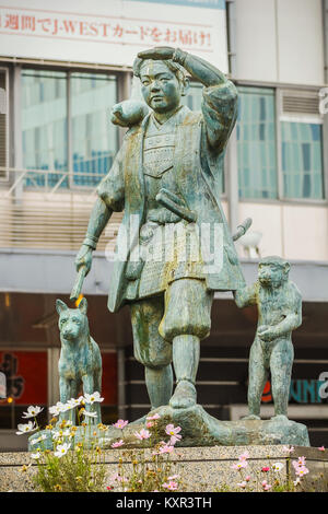 Okayama, Japan - 17. November 2013: an der 1. Ausfahrt von Okayama Station, die Figuren aus "Der Ura Mythos "Symbol von Okayama entfernt Stockfoto