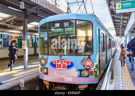KAMAKURA, Japan - 24. NOVEMBER: Enoden Linie in Kamakura, Japan am 24. November 2013. Enoshima elektrische Eisenbahn 100 Jahre der Geschichte, links die ce Stockfoto