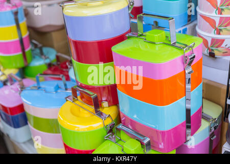 Tiffin Box oder Essen träger Stapel bunter BPA Kunststoff, Lebensmittel, Materialien Verkauf in Thailand Stockfoto