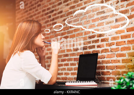 Frauen denken Business mit Laptop asiatische Mädchen mit Ballon denkt, leeren Raum für Text Stockfoto