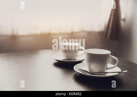 Zwei Tassen auf dem Tisch in der Nähe von Windows morgen romantische Liebe Konzept Stockfoto