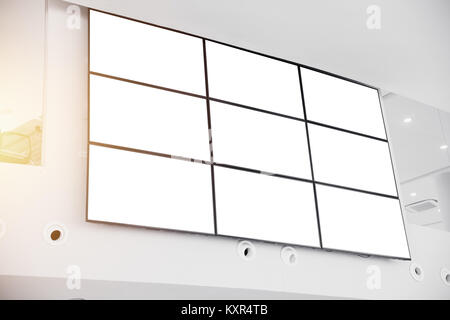 Wand-LCD-Display Panel in der modernen Bürogebäude mit Beschneidungspfaden auf Leerer Bildschirm Stockfoto