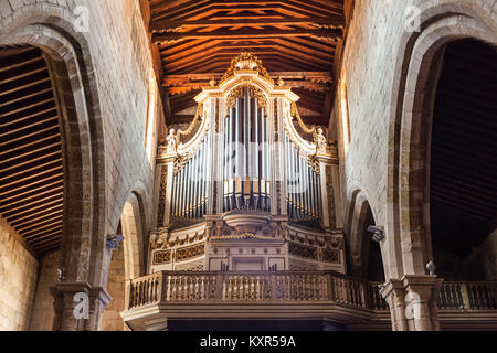 GUIMARAES, PORTUGAL - 11. Juli: Igreja de Nossa Senhora da Oliveira Kirche am 11. Juli 2014 in Guimaraes, Portugal Stockfoto