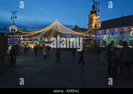 Weihnachtsmarkt in der Altstadt von Sibiu, Rumänien Stockfoto