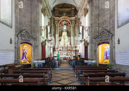 GUIMARAES, PORTUGAL - 11. Juli: Igreja de Nossa Senhora da Oliveira Kirche am 11. Juli 2014 in Guimaraes, Portugal Stockfoto