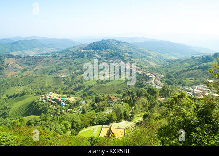 Blick in die Natur Berg, Wald und blauem Himmel in Doi Mae Salong, Chiang Rai Thailand Stockfoto